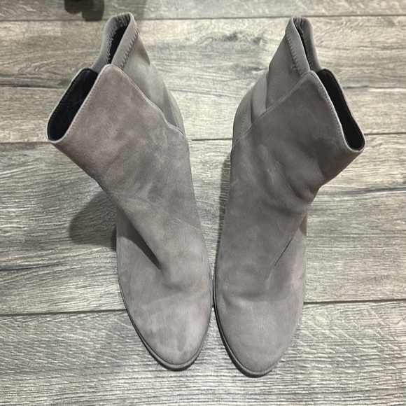• STUART WEITZMAN • Women’s Highland Suede Sock Boots in Flannel Light Gray 8 - Picture 6 of 7